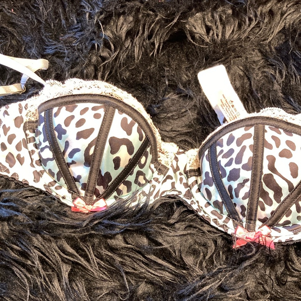 Victoria's Secret Black and White Bra with Elegant Pattern